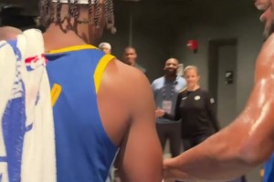 这哥俩关系是真好😉巴特勒&希尔德开心离场，一路有说有笑的~