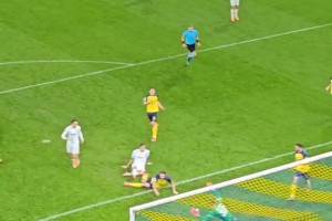 终于进球😂！实拍：皮奥门前包抄破门后赶紧拥抱助攻的队友博尼