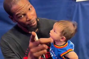 连登哥都有后了！杜兰特抱着雷霆球迷儿子 什么时候自己生啊🤔