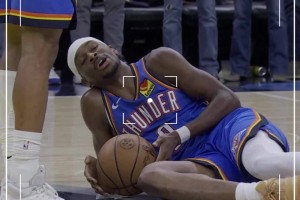 26罚狂砍55分的亚历山大 打到2加时瘫坐地上表情麻累了😅