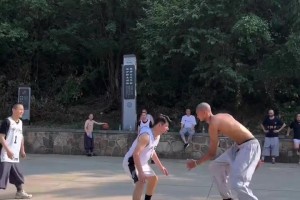 这是1999年退役的乔丹，在公牛队训练1V1教育新秀科里