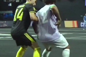 太秀了🐮！马塞洛在国王联赛背身穿裆过人