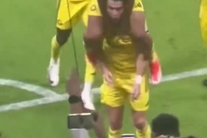 还好没事 😅队友想骑在C罗肩膀上庆祝，却不小心直接翻下去