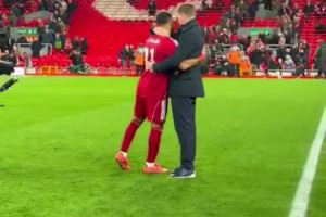 杰拉德和麦克马纳曼祝贺萨拉赫为利物浦打入第250粒进球❤️